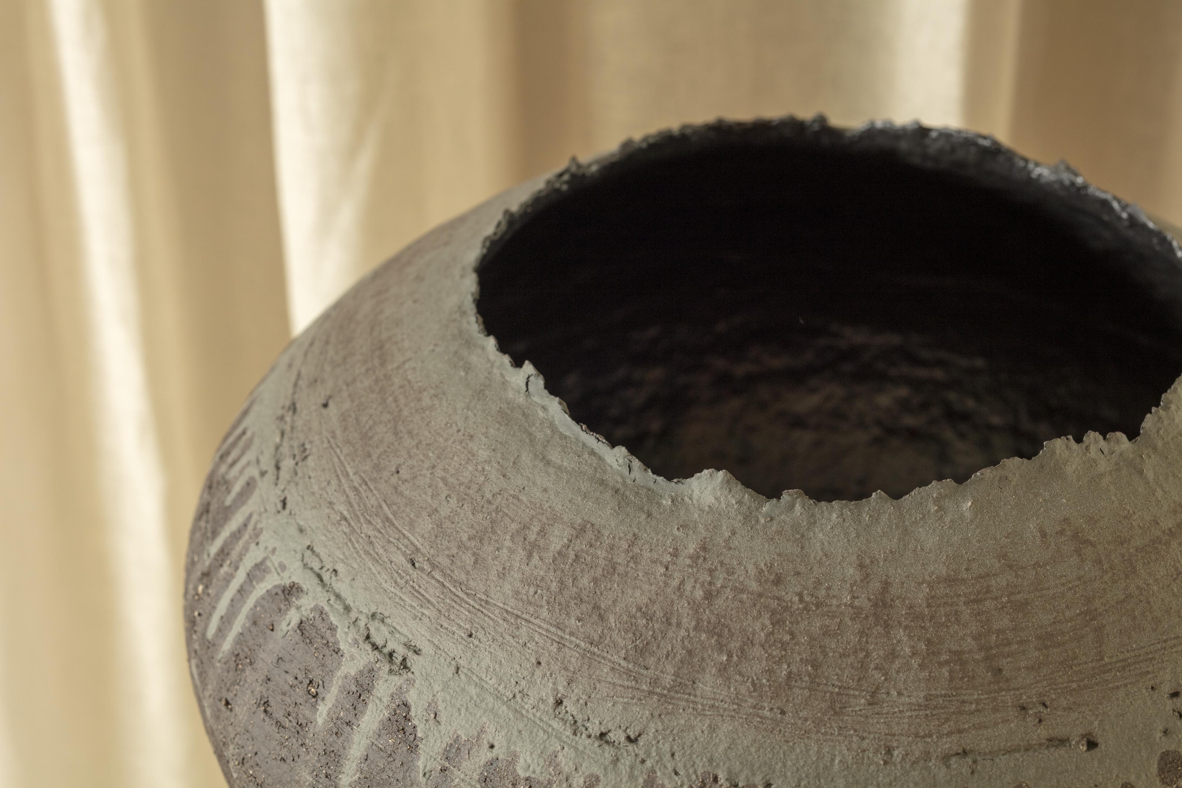 ceramic artwork vessel No 25 32 by artist Boris Zbikwoski available at design gallery MAJ VAN DER LINDEN