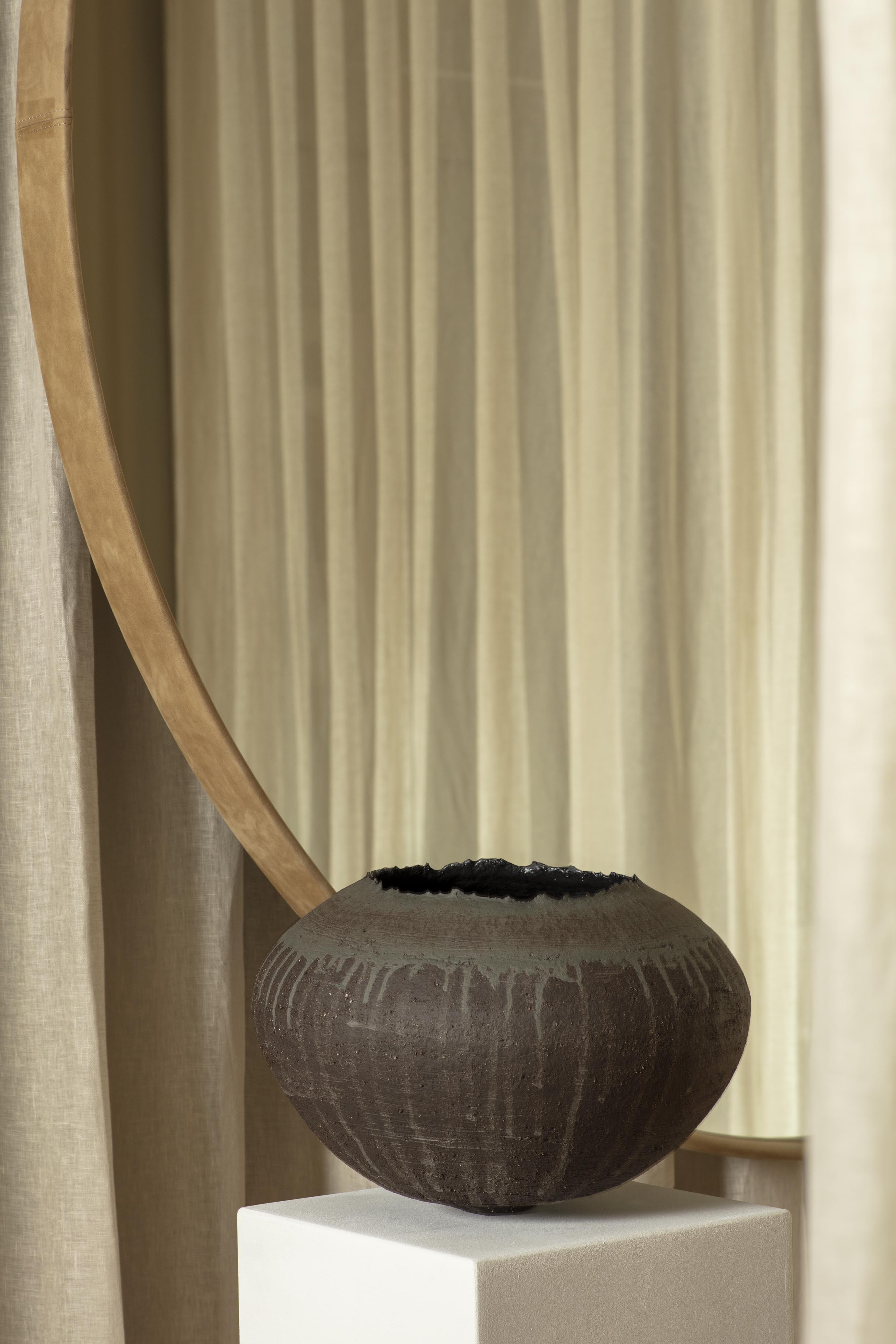 ceramic artwork vessel No 25 37 by artist Boris Zbikwoski available at design gallery MAJ VAN DER LINDEN 