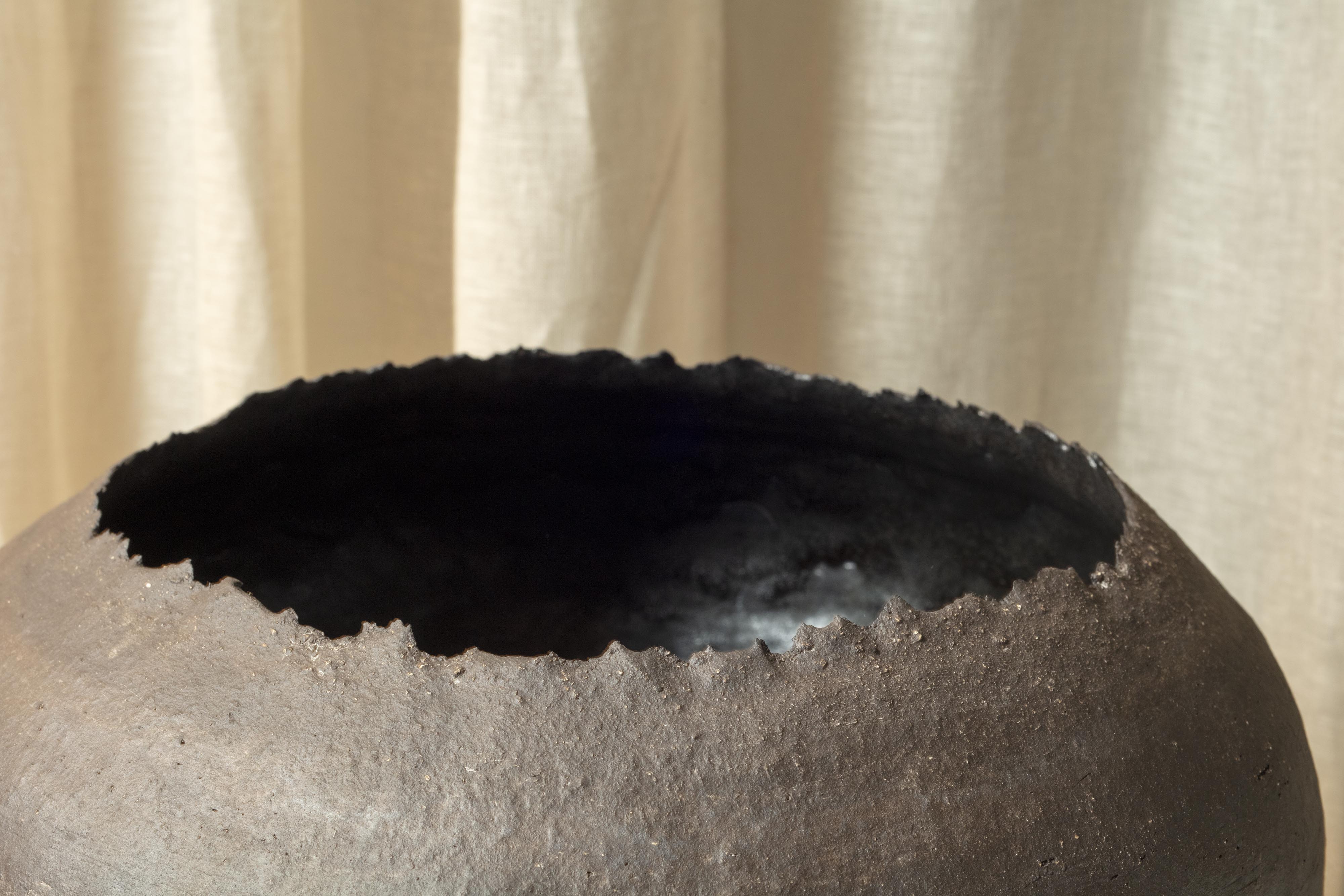 ceramic artwork vessel No 25 33 by artist Boris Zbikwoski available at design gallery MAJ VAN DER LINDEN