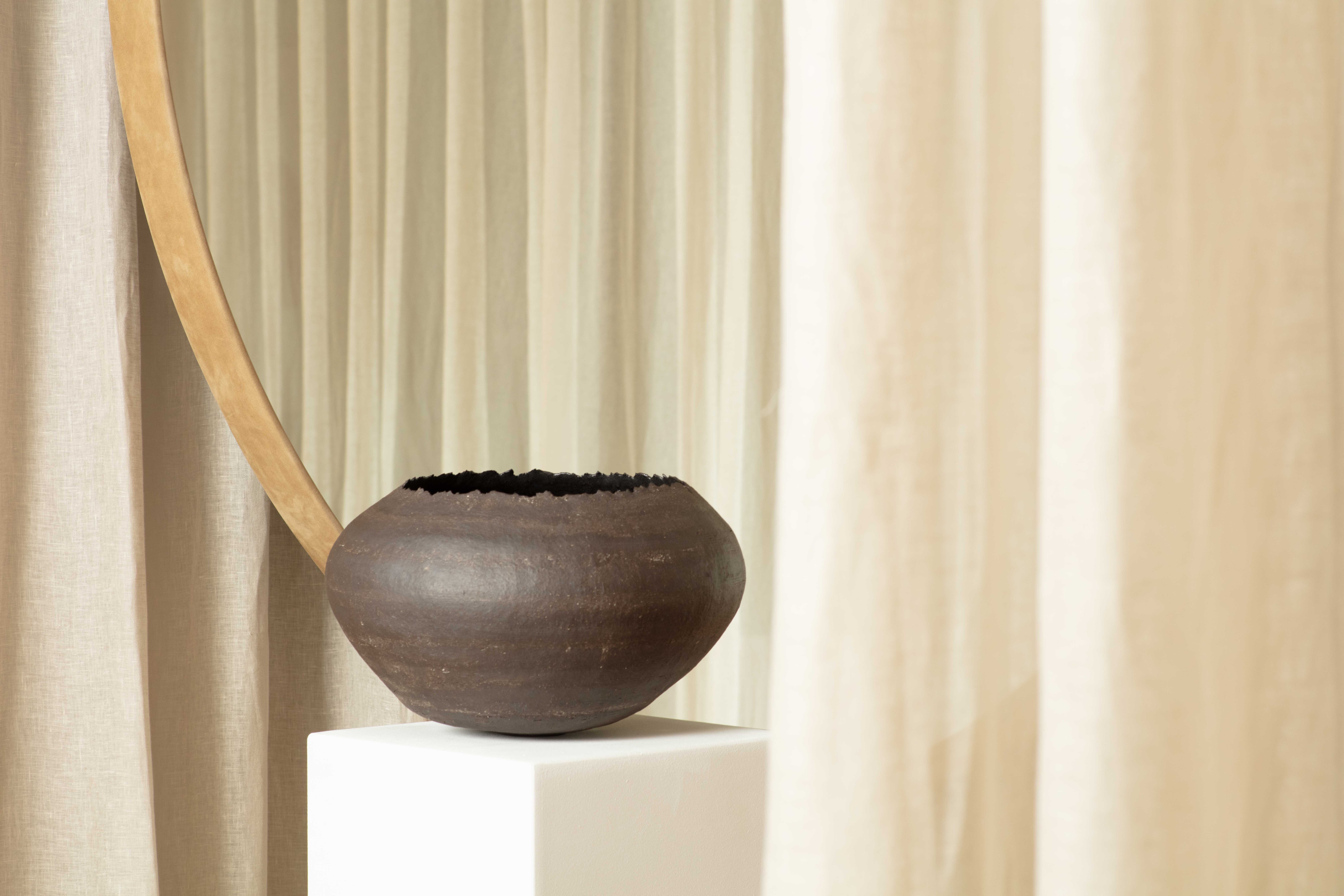 ceramic artwork vessel No 25 33 by artist Boris Zbikwoski available at design gallery MAJ VAN DER LINDEN 