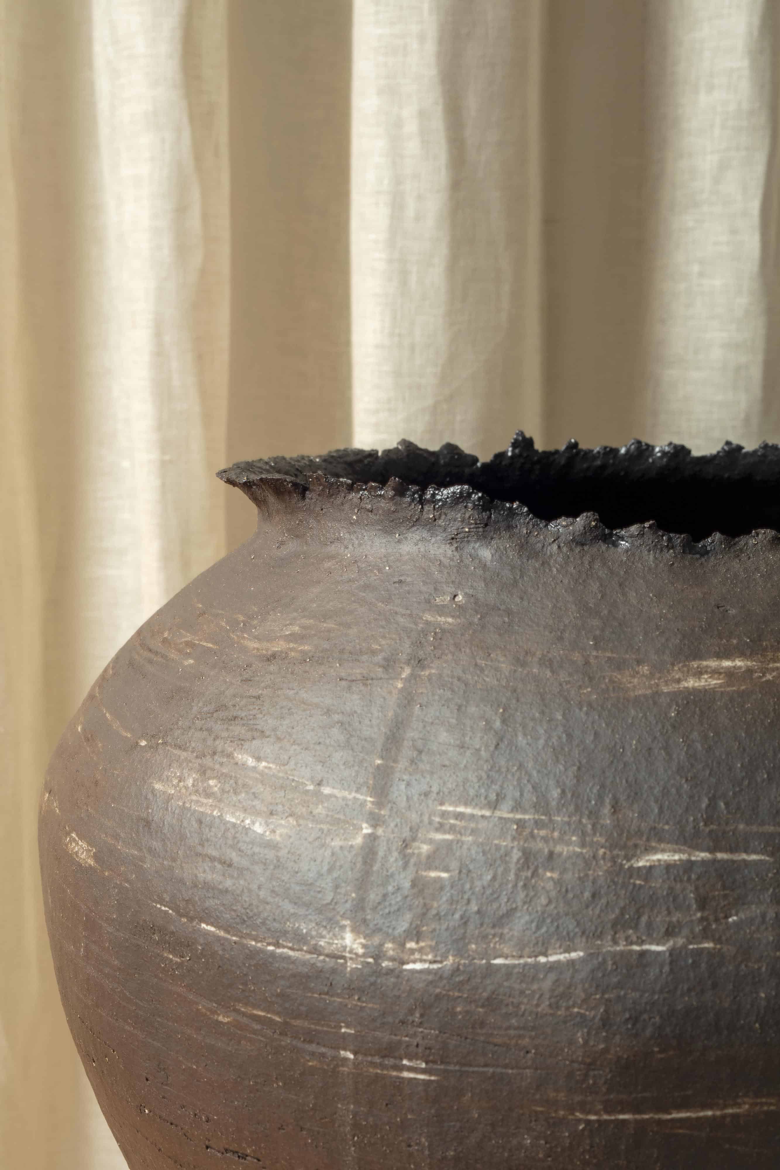 ceramic artwork vessel No 25 37 by artist Boris Zbikwoski available at design gallery MAJ VAN DER LINDEN